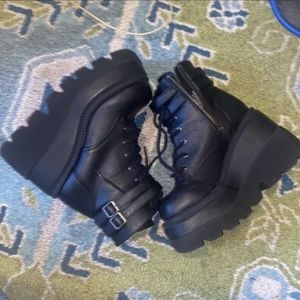 Demonia size 7 shaker boots